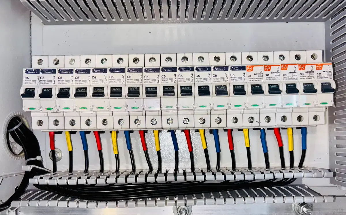Rozdzielnica elektryczna z rzędem wyłączników nadprądowych i uporządkowanym okablowaniem